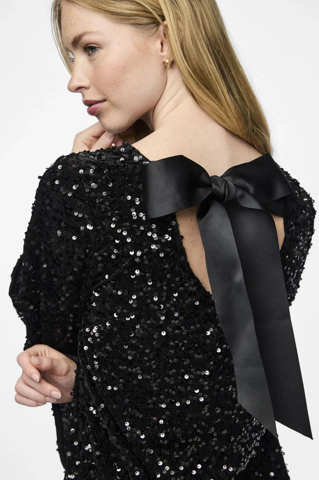 Zoe – Robe Brillante avec Nœud