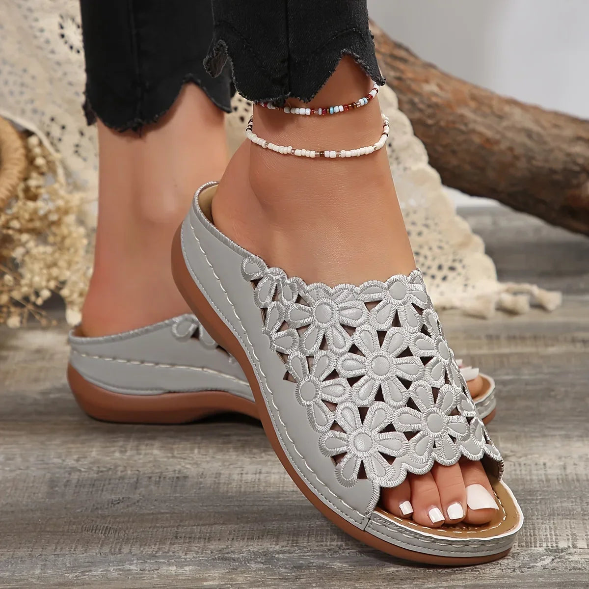 Ella – Sandales Confortables Élégantes à Motifs Floraux – Noir