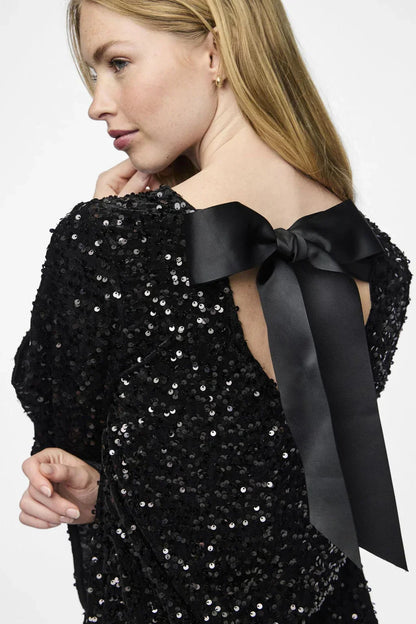 Zoe – Robe Brillante avec Nœud